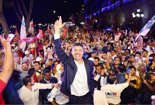 Lalo Rivera celebra victoria en el debate en compañía de simpatizantes