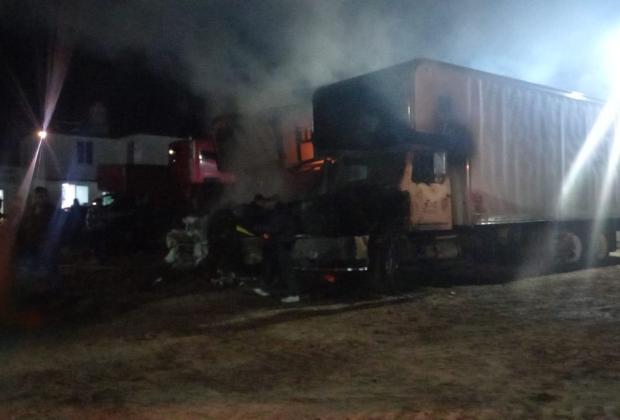 Se incendian camiones en estacionamiento de San Salvador El Verde