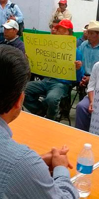 Protestan por sueldo de 52 mil pesos de edil de Nopalucan 