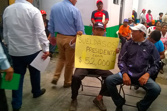 Protestan por sueldo de 52 mil pesos de edil de Nopalucan 