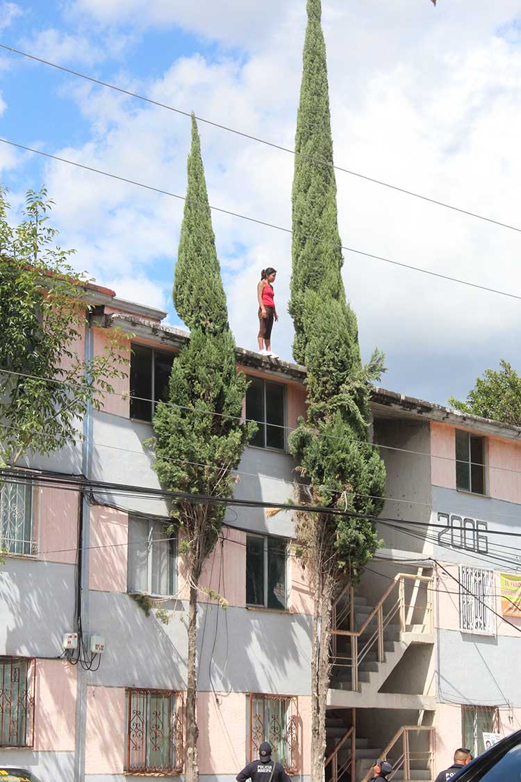 Menor intenta suicidarse arrojándose de edificio en Tetitzintla