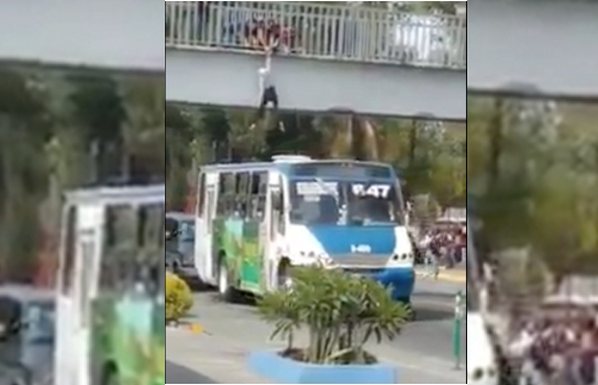 VIDEO Quería suicidarse y autobús se lo impide