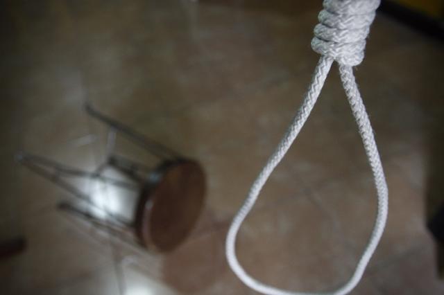Atlixquense con depresión se cuelga frente a su esposa