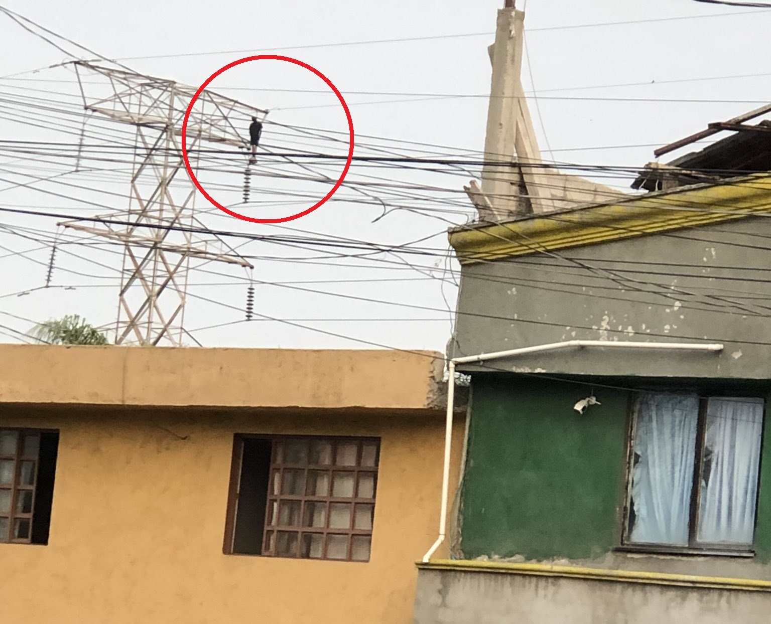 Segundo suicidio de la semana: se cuelga en torre de alta tensión de Puebla