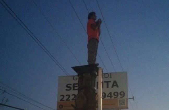 Hombre intentó suicidarse tirándose desde un árbol en Atlixco y termina en la cárcel