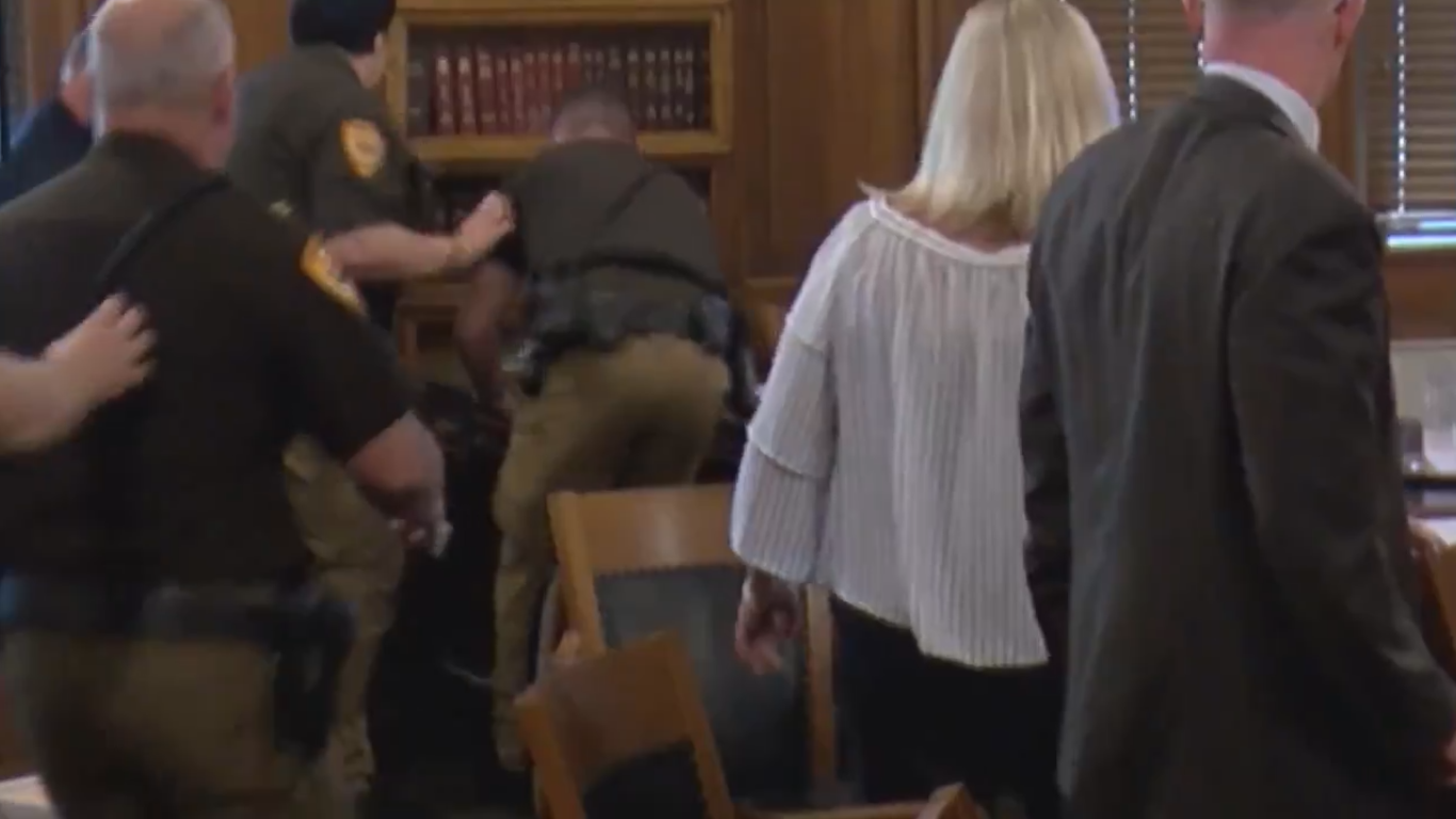 VIDEO Durante su juicio, hombre se corta la garganta