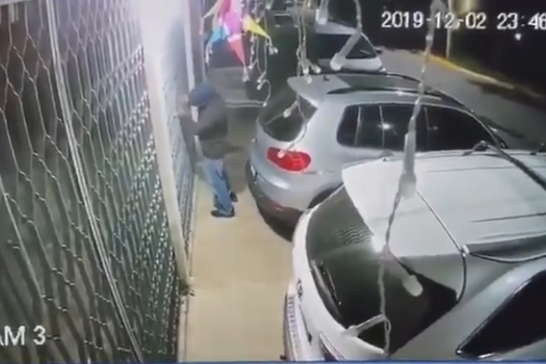 VIDEO Sujeto se roba adornos y hasta una piñata de una casa