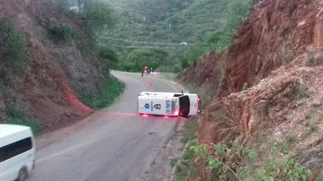 Ambulancia SUMA 103 se impacta y vuelca en Xayacatlán