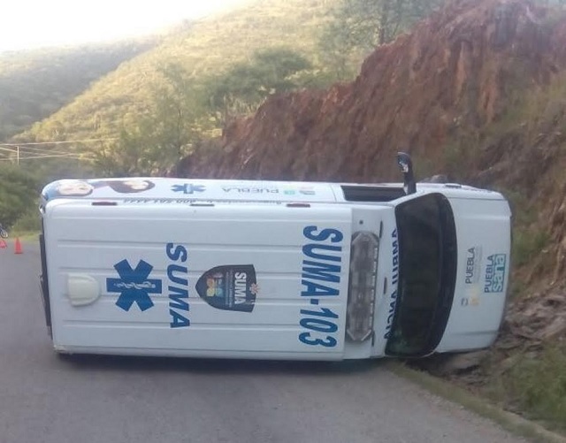 Ambulancia SUMA 103 se impacta y vuelca en Xayacatlán