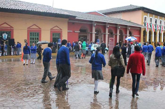 Suspenden por lluvia desfile patrio en Zacapoaxtla