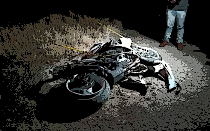Muere hombre al chocar su moto con un árbol en Izúcar