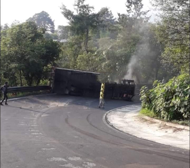 Volcadura de tracto camión en Hueytamalco genera tráfico intenso