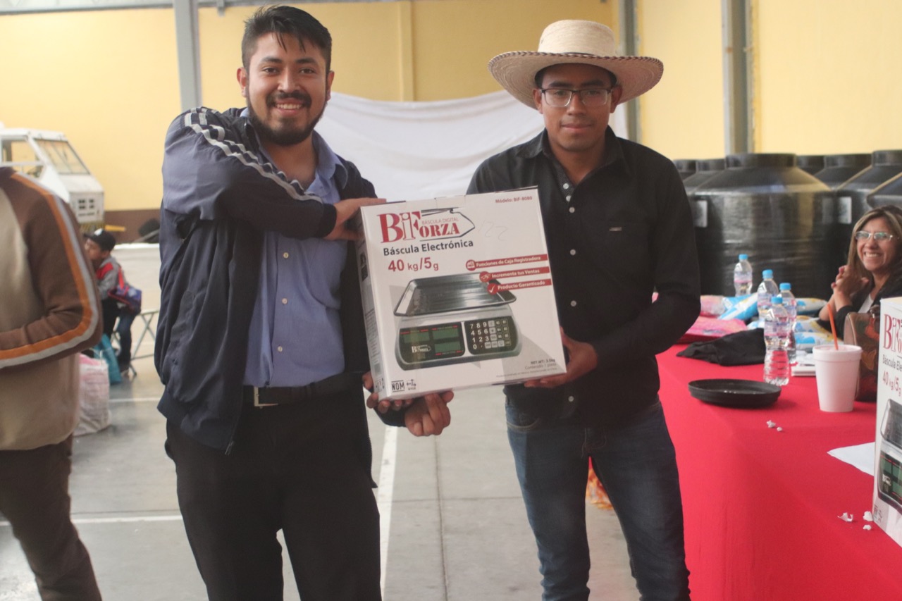 Productores, ganaderos y amas de casa reciben apoyos en Tepexi