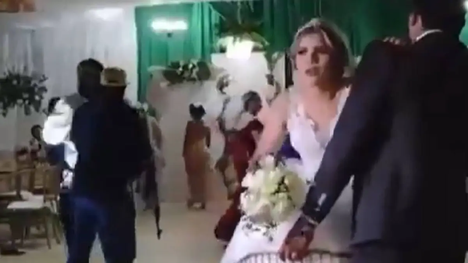 VIDEO Comando armado ingresa en boda y asesina a una persona