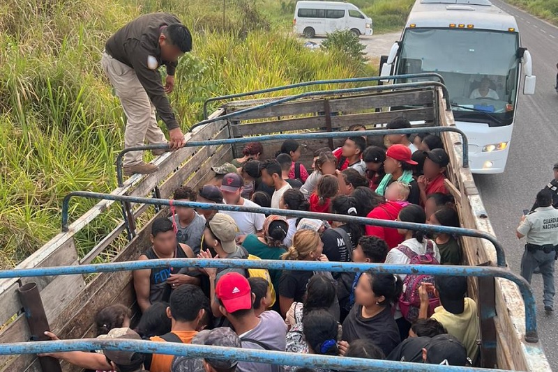 Frenan a 72 migrantes que iban en un camión de redilas por Tabasco