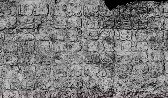 Descubren texto glífico maya en la Zona Arqueológica de Cobá en Quintana Roo