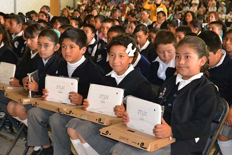 Entregan más de 5 mil tabletas a estudiantes de la Sierra Norte