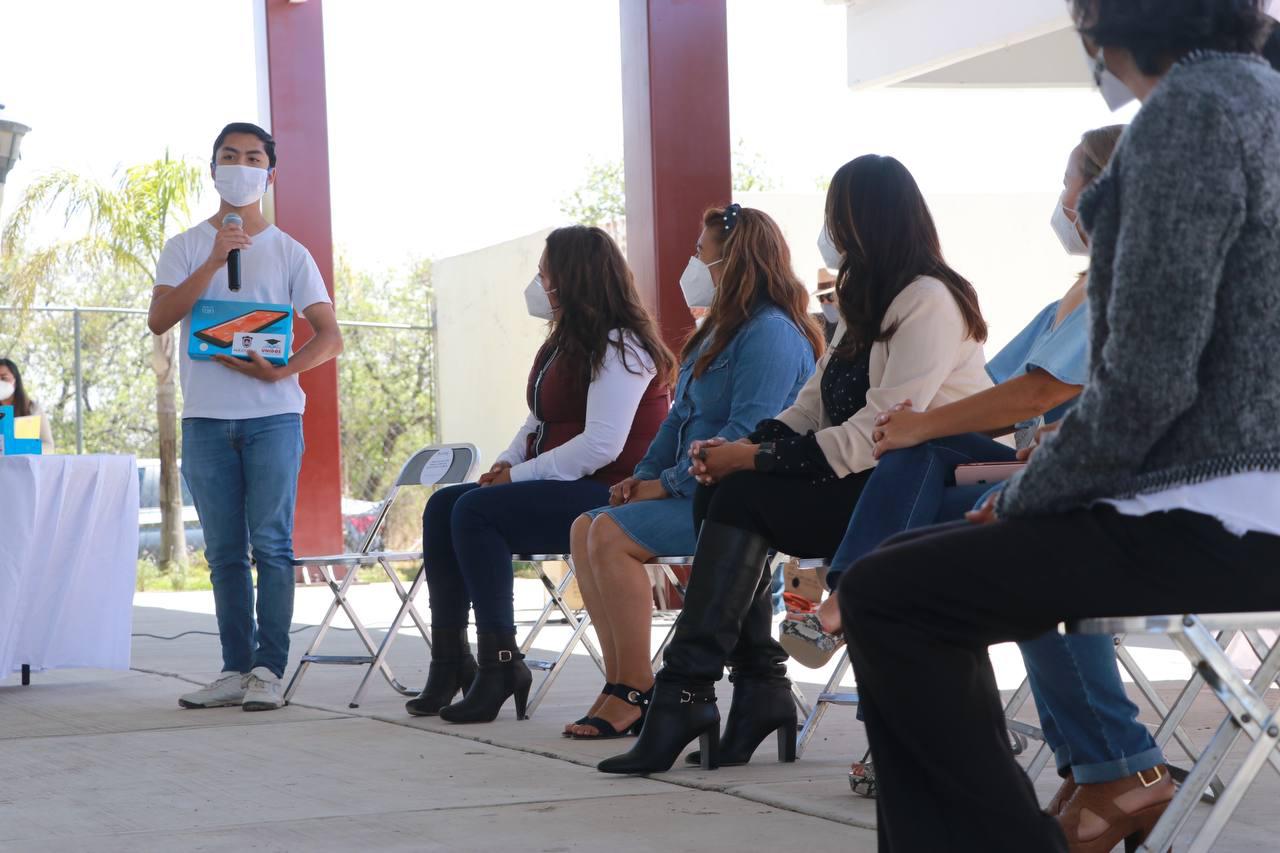 Continúa entrega de tabletas a estudiantes de excelencia en Huejotzingo