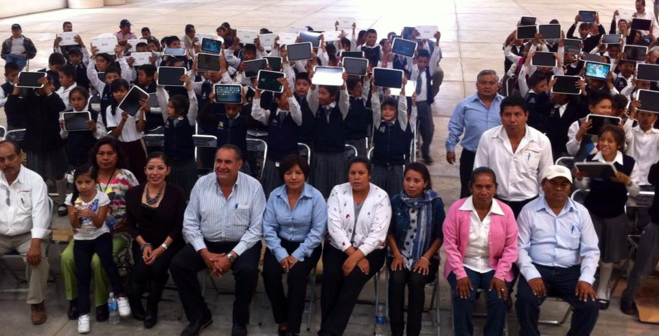 Equipan a alumnos de Atzitzihuacan con tabletas e Internet gratuito