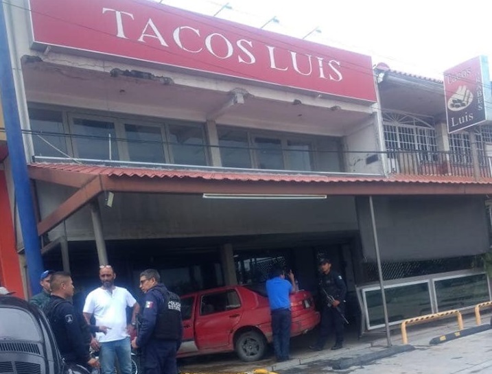 Un ebrio perdió el control de su vehículo, se estampó en Tacos Luis