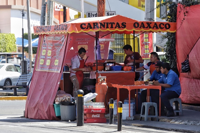 Usan bolardos de Rivera para instalar puesto de tacos en San Manuel