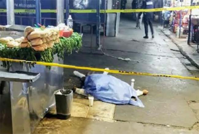 Abuelito encuentra la muerte comiendo tacos frente a la CAPU en Puebla