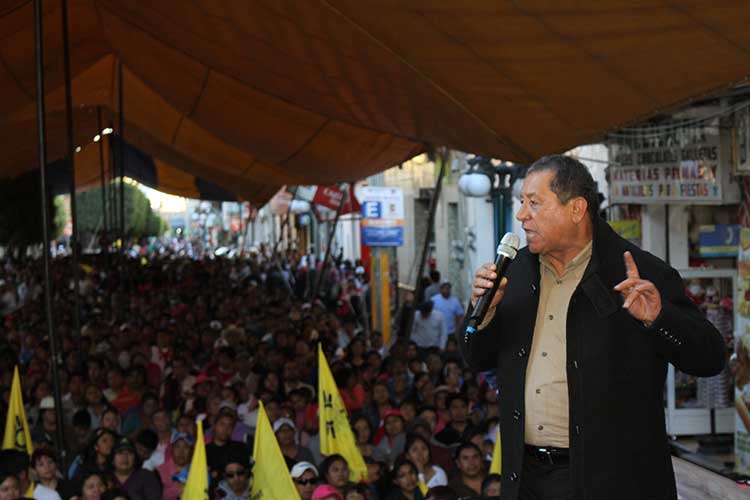 Carlos Talavera mantiene liga con líder de ambulantes en Texmelucan