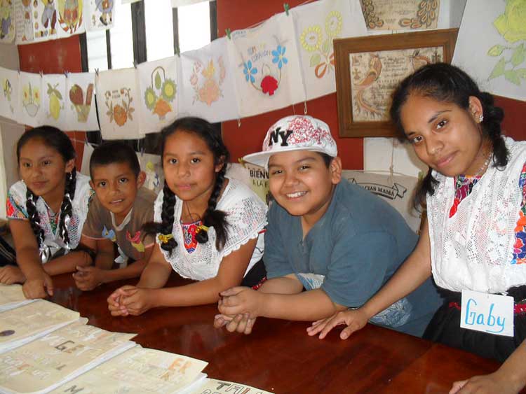Niños indígenas aprenden en vacaciones a elaboran tinturas vegetales