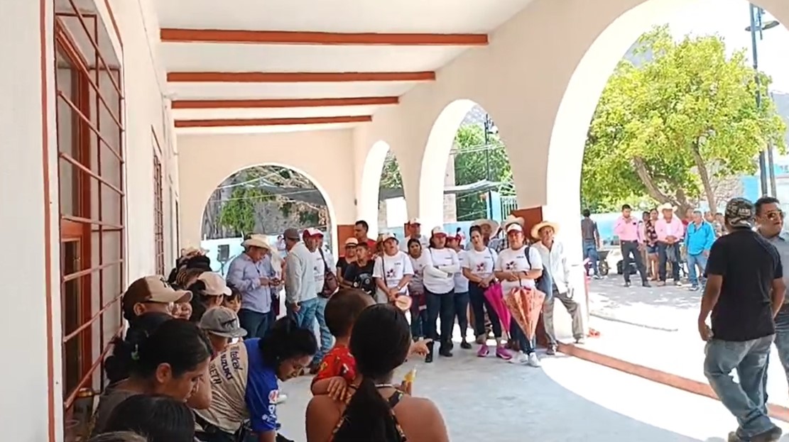 Rehabilitan presidencia auxiliar de Santa Ana Tamazola en Jolalpan