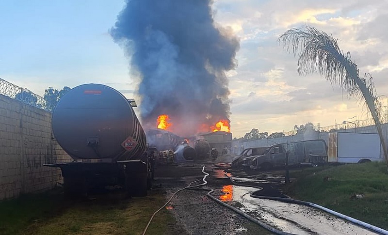 FOTOS Ardieron 4 autotanques de hidrocarburo en Ocoyucan