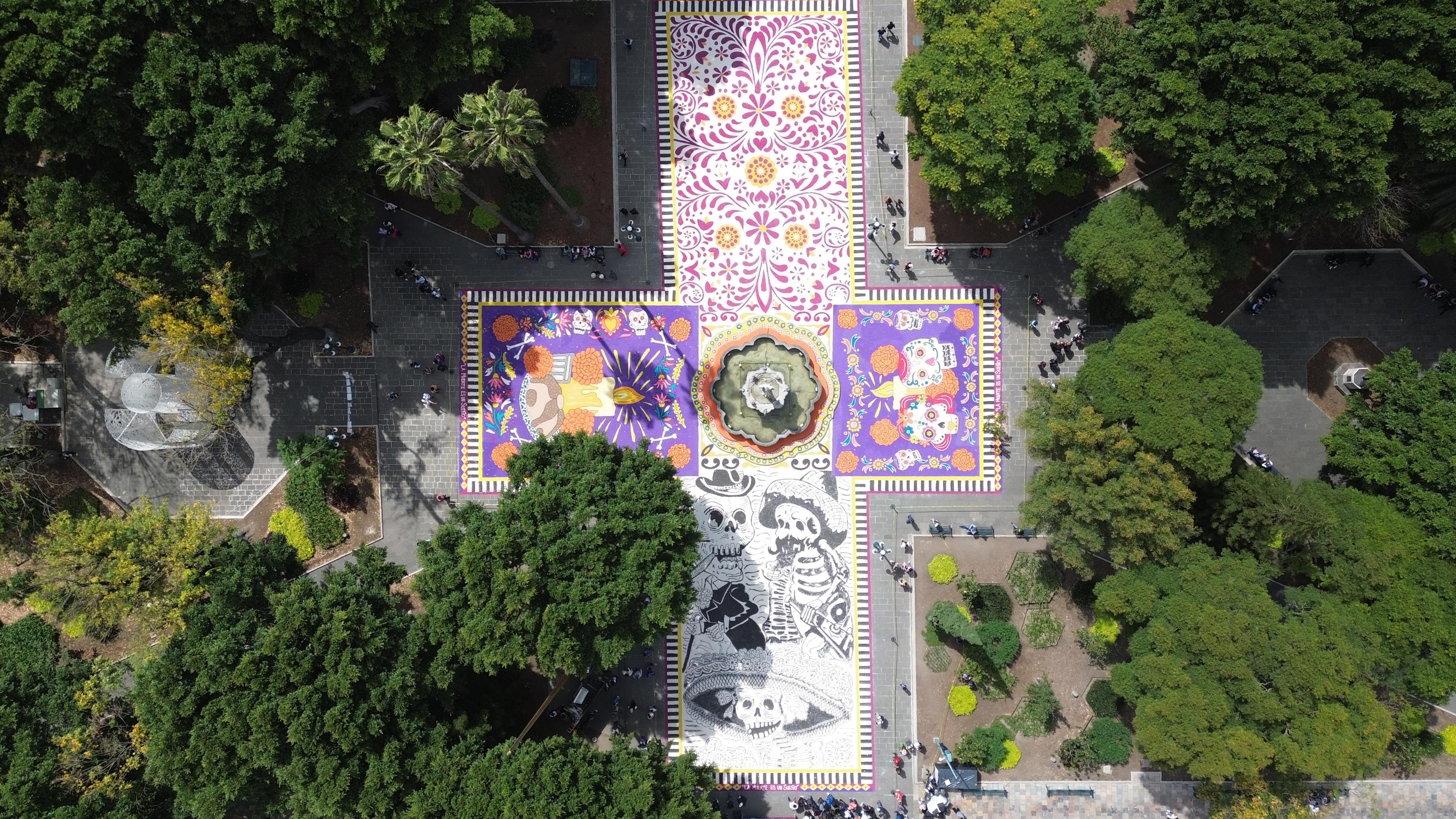 Inauguran Céspedes y Chedraui primer tapete monumental en el zócalo