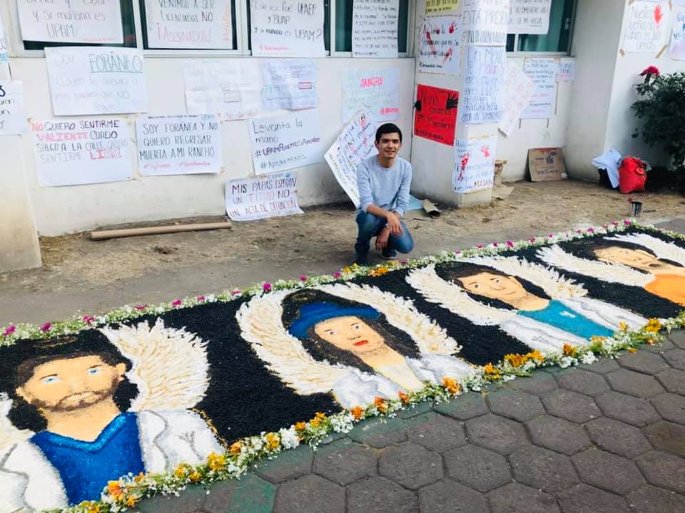 Estudiante realiza tapete en memoria de universitarios muertos en Huejotzingo