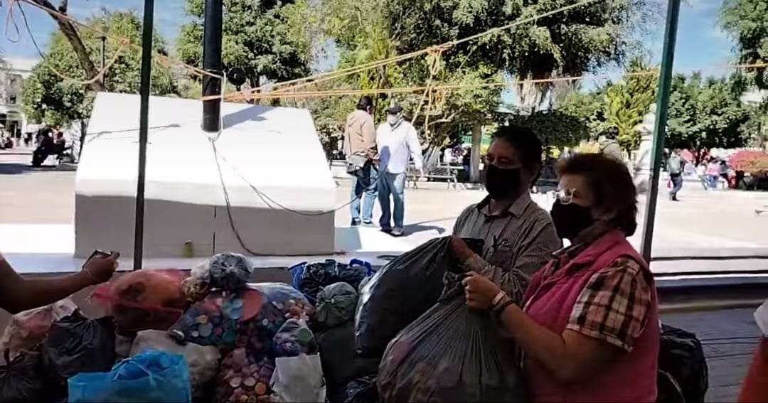 Buscan beneficiar a niños con cáncer en Tehuacán con la recolección de tapitas 