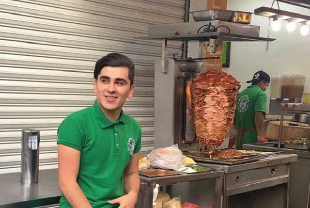 Chicas tienen antojos de tacos pero que se los haga el sexy taquero de Jalisco