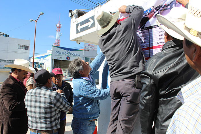 Dueños de grúas en Tecamachalco ocultan lonas con tarifas avaladas por el Congreso