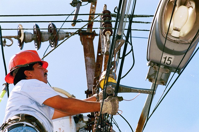 Sin electricidad viven aún en 165 localidades de Puebla