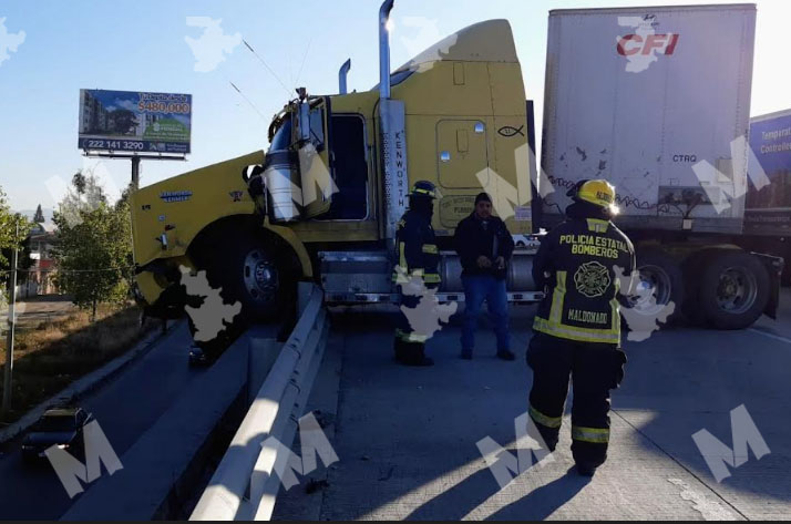 Tráiler casi se sale del puente de la 24 sur y Periférico
