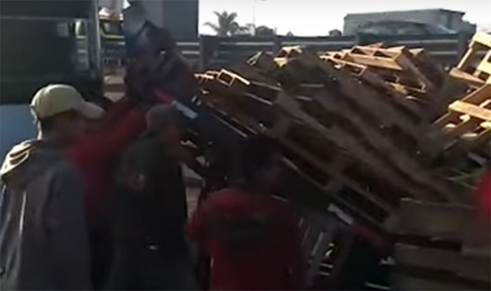 Familia con todo y bebé se vuelca en camioneta en la México-Puebla