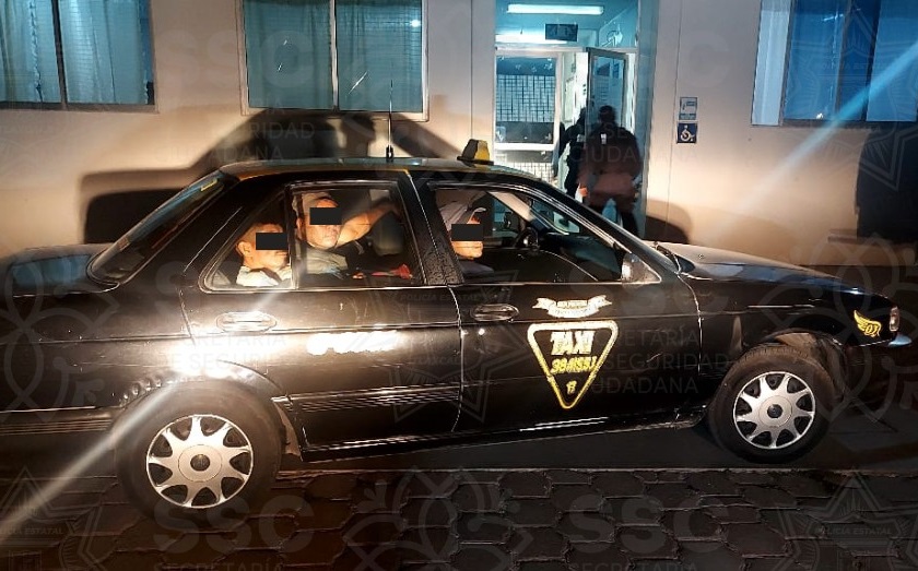 Frenan a taxi de Puebla con cinco guatemaltecos