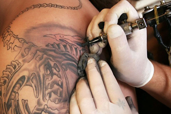 Cofepris publica guía para que tatuadores y perforadores obtengan tarjeta de control sanitario