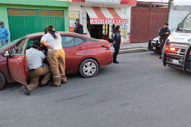 Le disparan para robarle taxi en Santa María Xonacatepec