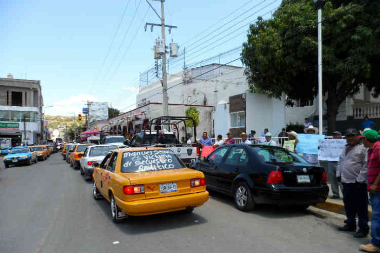 Antorchistas realizan cadena humana y caravana en la Mixteca