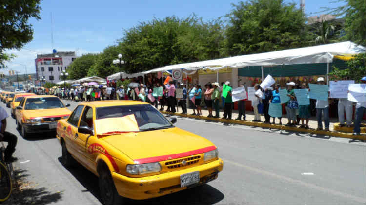 Antorchistas realizan cadena humana y caravana en la Mixteca