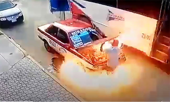 VIDEO A taxista se le incendia el auto y deja el pasaje dentro