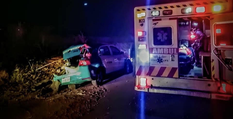 Taxista destroza su auto tras percance vial en la Siglo XXI