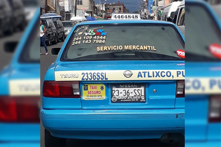 Con calcomanías identificaran a taxis seguros de Atlixco