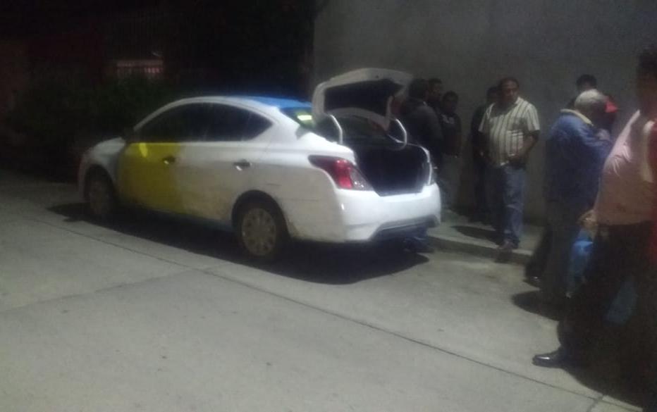 Sin ayuda policiaca taxistas recuperan unidad robada en Tlalancaleca