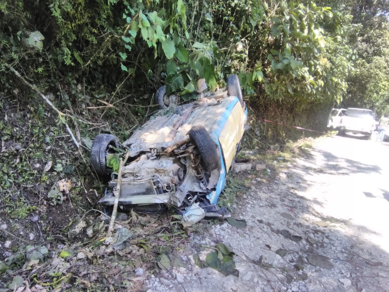 Muere aplastado en su taxi al caer en barranco de Xicotepec