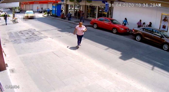 VIDEO Taxista atropella a mujer y escapa en calles de Veracruz