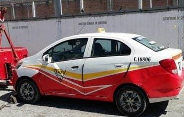Localizan taxi que había sido robado violentamente en colonia de Tehuacán